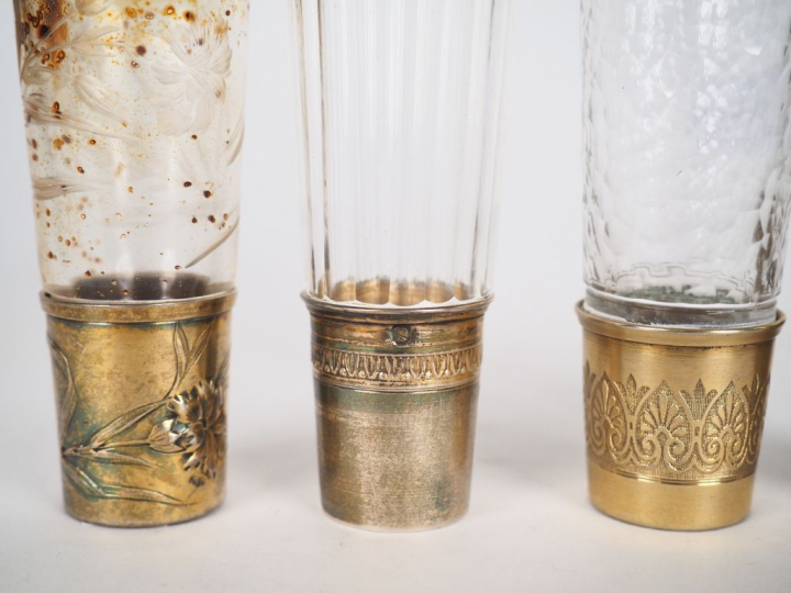 Quatre différents flacons à odeurs en cristal et argent.