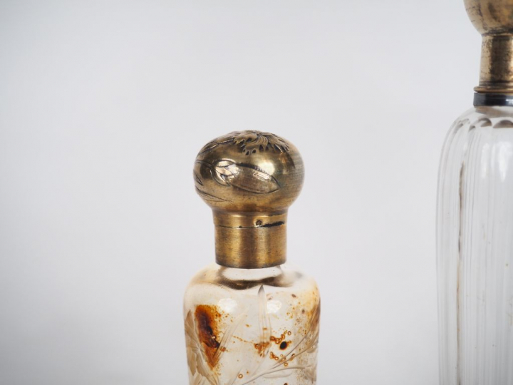 Quatre différents flacons à odeurs en cristal et argent.