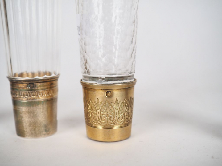 Quatre différents flacons à odeurs en cristal et argent.