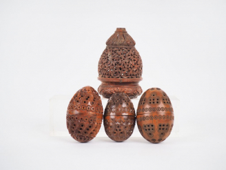 Vente aux enchères Quatre différents œufs à chapelet en corozo sculpté.