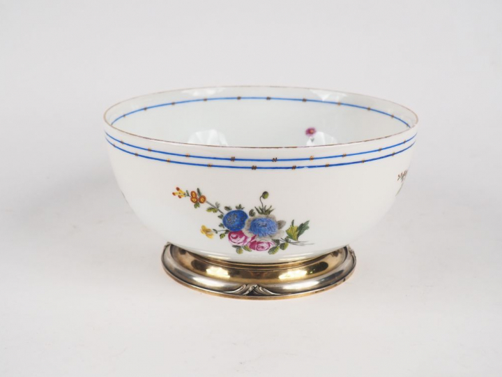 Coupe sur talon en porcelaine blanche, à décor de fleurs polychromes e