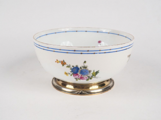 Vente aux enchères Coupe sur talon en porcelaine blanche, à décor de fleurs polychromes e