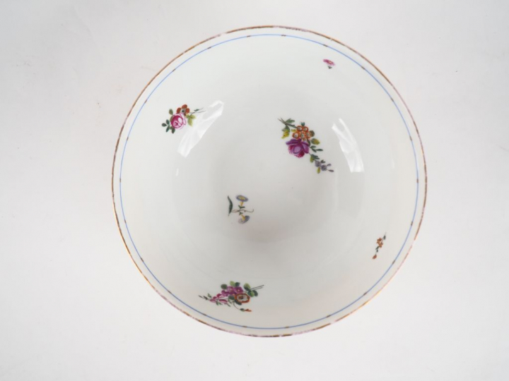 Coupe sur talon en porcelaine blanche, à décor de fleurs polychromes e