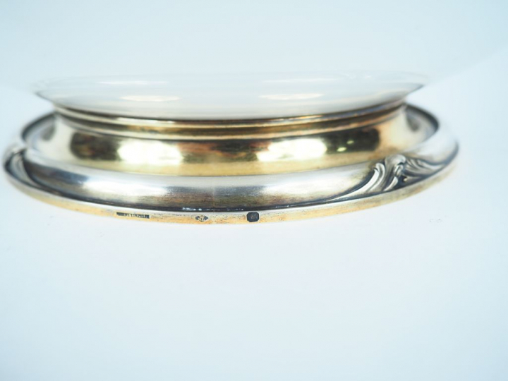 Coupe sur talon en porcelaine blanche, à décor de fleurs polychromes e