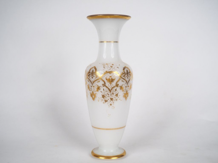 Grand vase XIXème en opaline blanche, à décor de frise de rinceaux feu