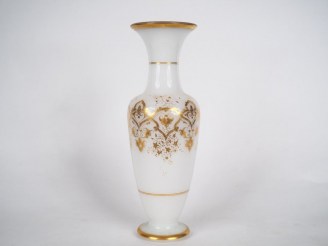 Vente aux enchères Grand vase XIXème en opaline blanche, à décor de frise de rinceaux feu