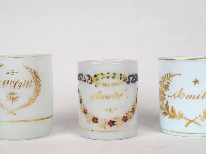 Trois différents verres à eau Restauration en opaline peinte.