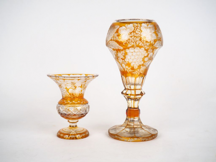 Deux différents vases en cristal de Bohème ambré, à décor de feuillage