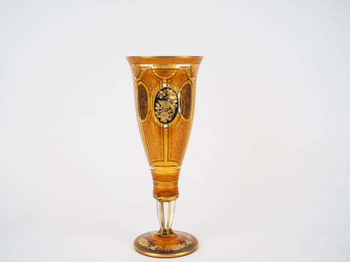 Grand vase sur piédouche en cristal ambré et doré, à décor d'oiseaux e