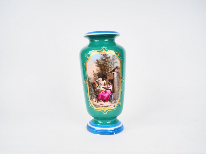 Vase Napoléon III en porcelaine polychrome, à décor d'enfant dans une 