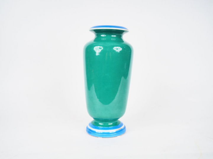 Vase Napoléon III en porcelaine polychrome, à décor d'enfant dans une 