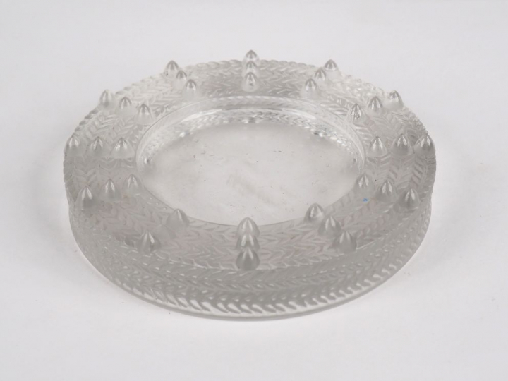 LALIQUE France.  Coupe en cristal, à décor de frise et de cabochons. S