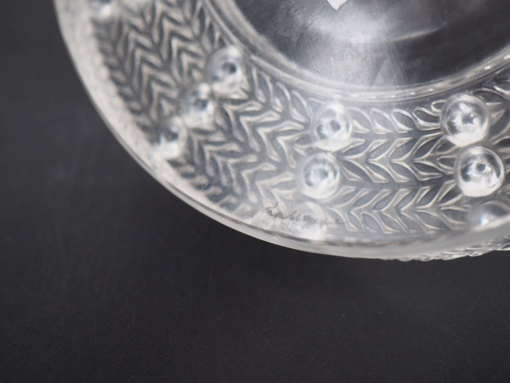 LALIQUE France.  Coupe en cristal, à décor de frise et de cabochons. S