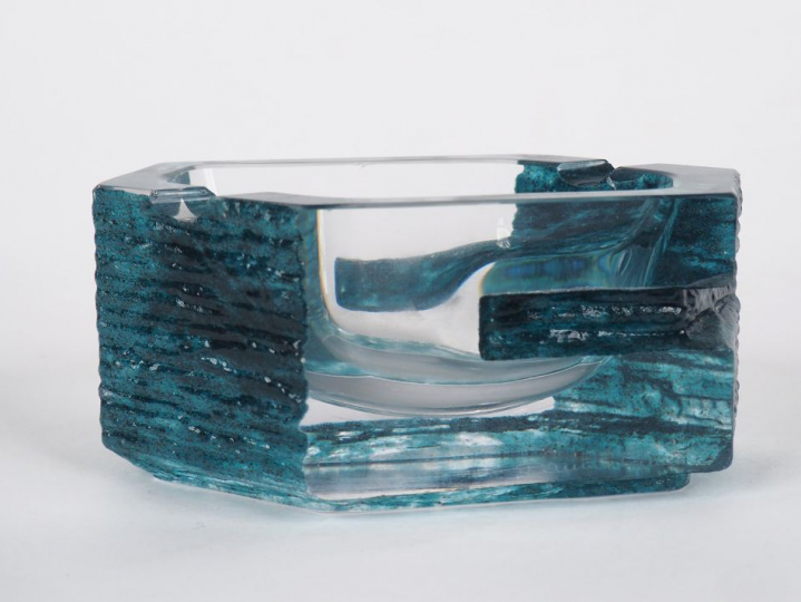 DAUM France.  Cendrier en cristal bleu. Signé.  Dim. 7 x 14,5 cm