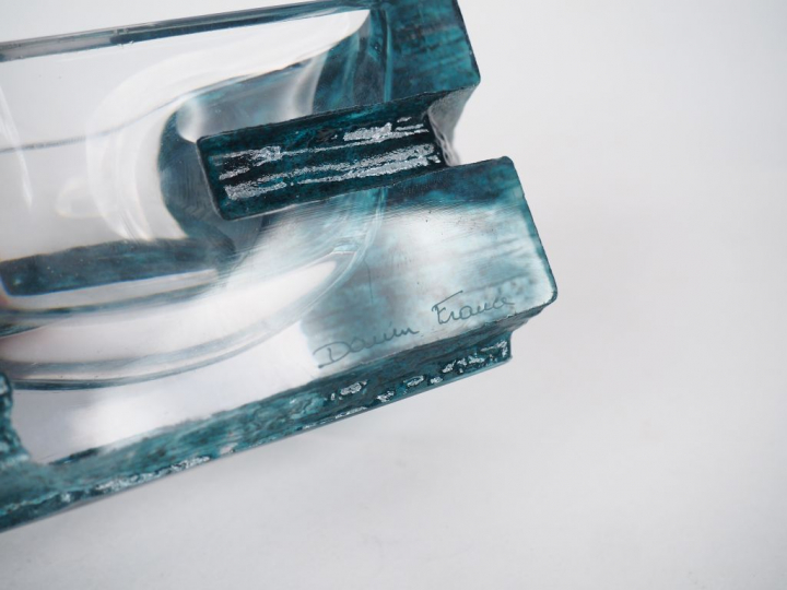 DAUM France.  Cendrier en cristal bleu. Signé.  Dim. 7 x 14,5 cm