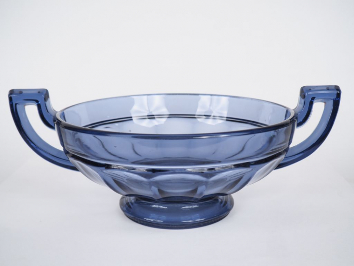 VAL SAINT LAMBERT.  Coupe à anses en cristal bleu. Signée.  Diam. 31,5