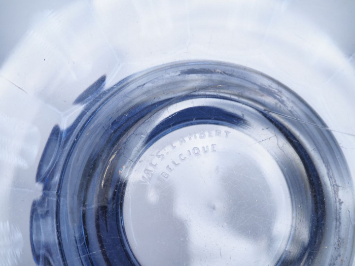 VAL SAINT LAMBERT.  Coupe à anses en cristal bleu. Signée.  Diam. 31,5