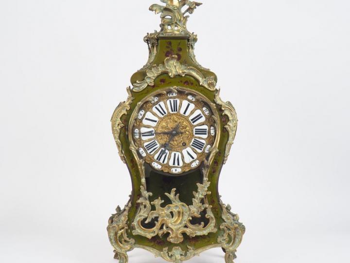 Cartel de style Louis XV en vernis Martin, à décor de fleurs sur fond 