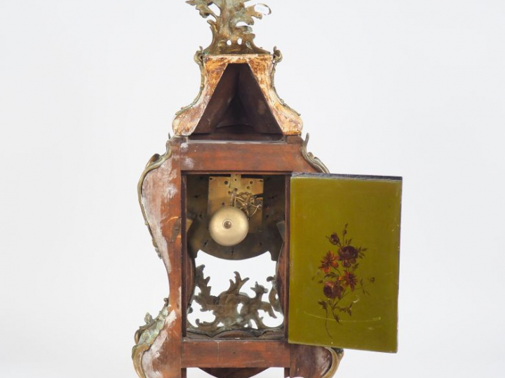 Cartel de style Louis XV en vernis Martin, à décor de fleurs sur fond 