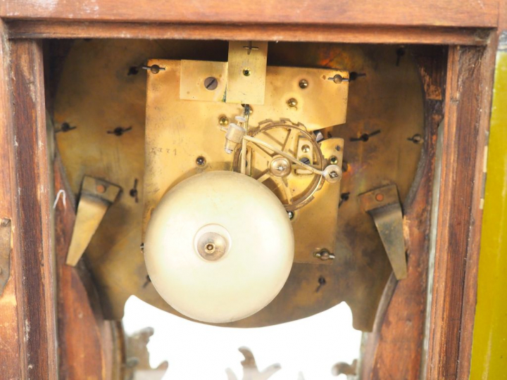 Cartel de style Louis XV en vernis Martin, à décor de fleurs sur fond 