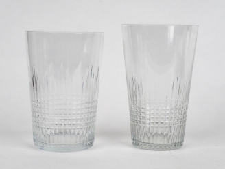 Vente aux enchères BACCARAT.  Seize verres à long drink en cristal. Signés. (modèles dépa