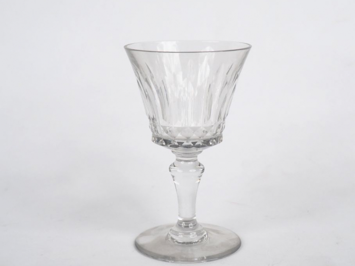 BACCARAT.  Dix verres à Sauternes en cristal.  Signés.