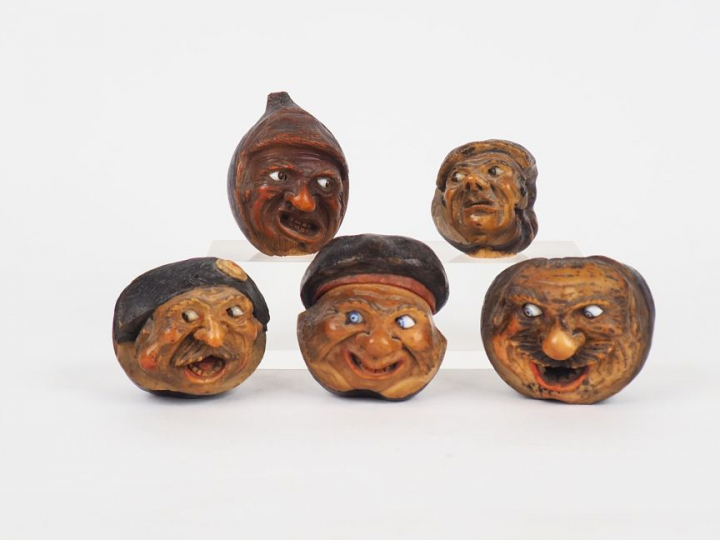 Cinq marrons d'Inde sculptés, à décor de tête de personnage.
