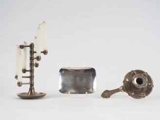 Vente aux enchères Lot de métal argenté comprenant :  - un bougeoir - un passe couloir  -