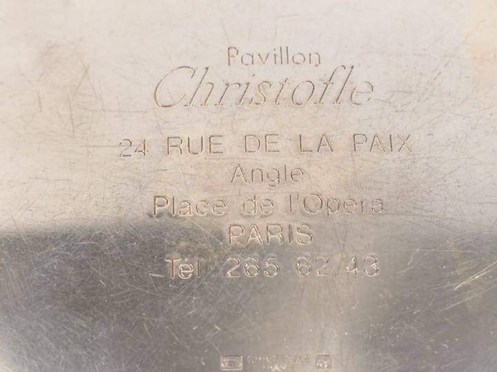 Lot de métal argenté comprenant :  - un bougeoir - un passe couloir  -