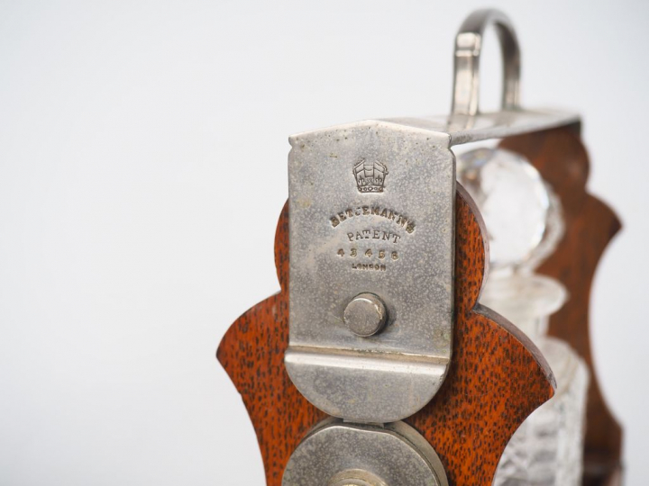 THE TANTALUS.  Cave à liqueur anglaise en bois et métal. Signée. Dim. 