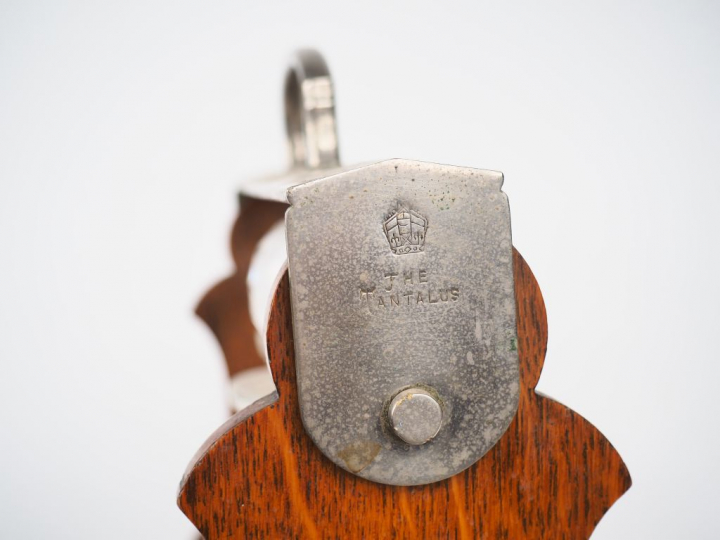 THE TANTALUS.  Cave à liqueur anglaise en bois et métal. Signée. Dim. 