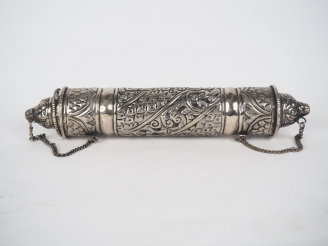 Vente aux enchères Etui à message en argent étranger. L. 23,5 cm
