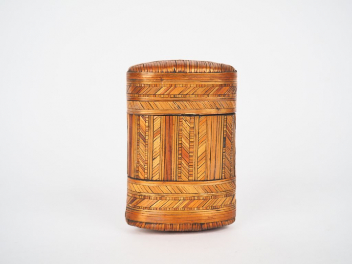 Etui en marqueterie de paille. 10 x 6,5 cm