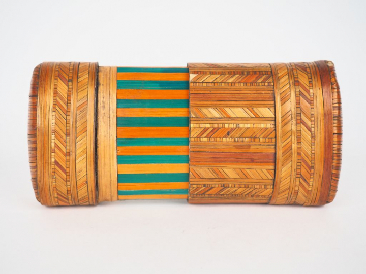 Etui en marqueterie de paille. 10 x 6,5 cm