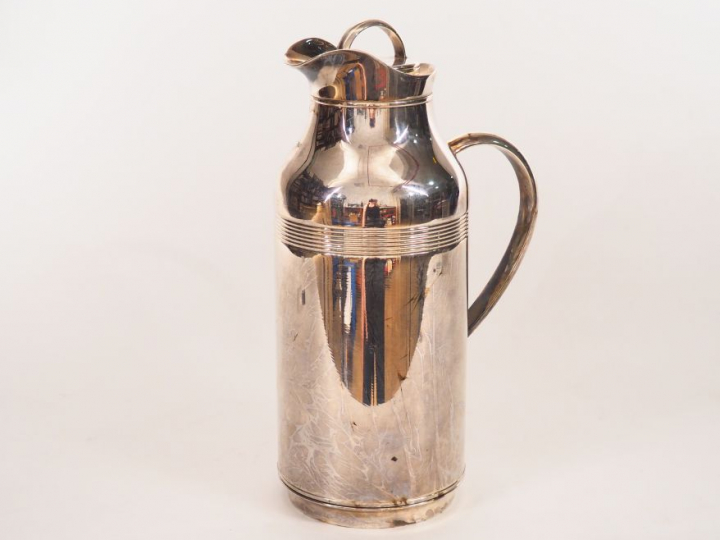 CHRISTOFLE.  Thermos en métal argenté.  Signé.