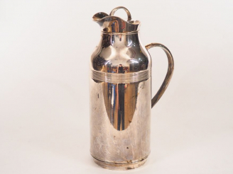 Vente aux enchères CHRISTOFLE.  Thermos en métal argenté.  Signé.