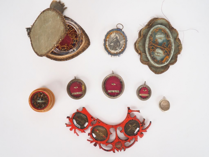 Neuf différents petits reliquaires ou paperolles.