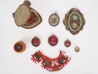 Vente aux enchères Neuf différents petits reliquaires ou paperolles.