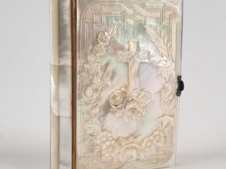 Missel 1900, reliure en nacre, à décor de guirlandes de fleurs et de c