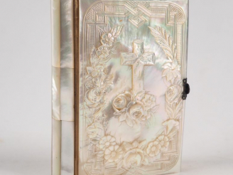 Vente aux enchères Missel 1900, reliure en nacre, à décor de guirlandes de fleurs et de c