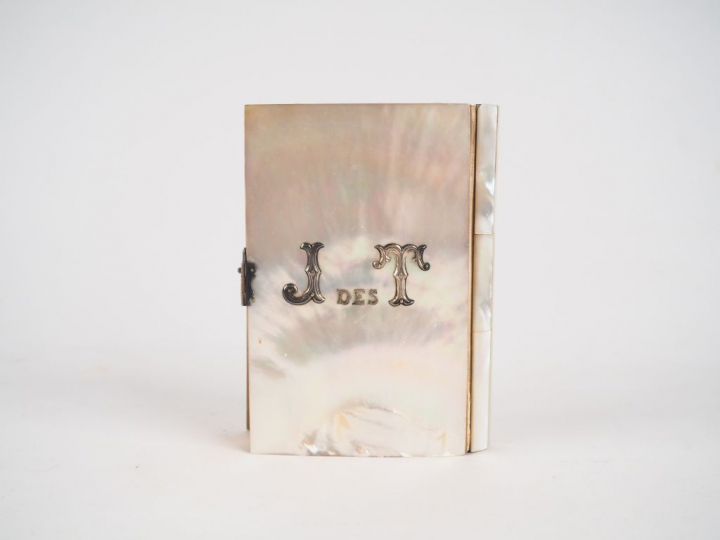 Missel 1900, reliure en nacre, à décor de guirlandes de fleurs et de c