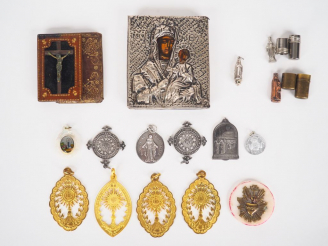 Vente aux enchères Ensemble d'objets religieux. Comprenant :  - une icone russe - trois r