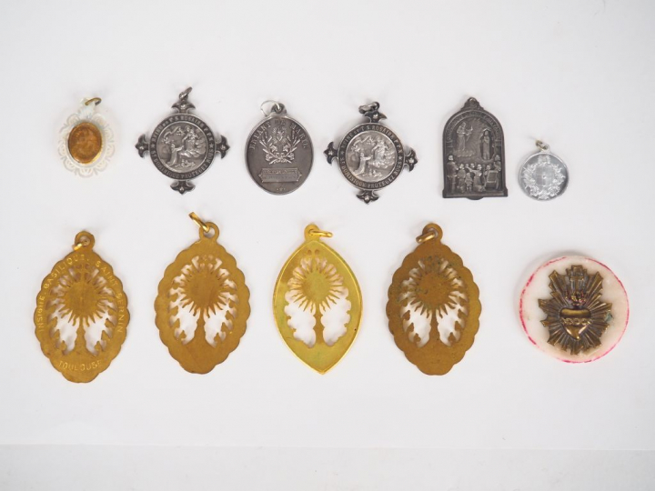 Ensemble d'objets religieux. Comprenant :  - une icone russe - trois r