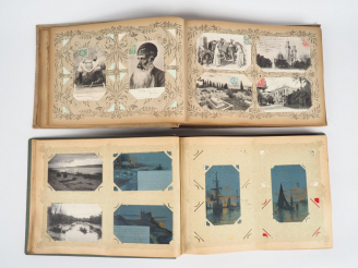 Vente aux enchères Deux différents albums de cartes postales.