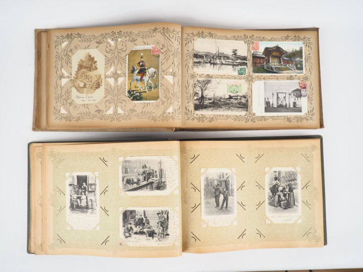 Deux différents albums de cartes postales.