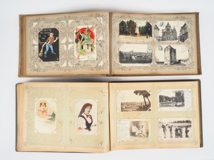 Deux différents albums de cartes postales.