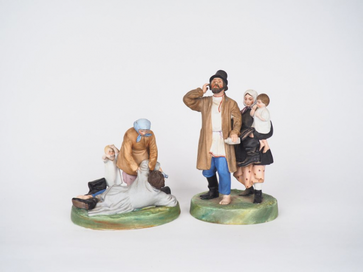 Deux différents groupes en biscuit polychrome représentant les scènes 