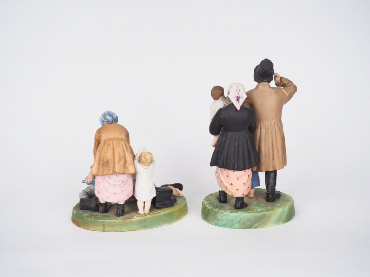 Deux différents groupes en biscuit polychrome représentant les scènes 