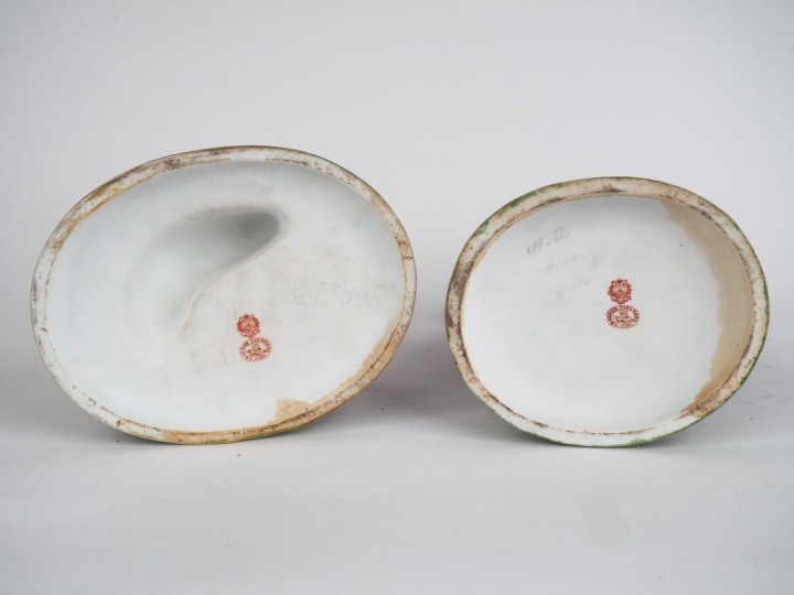 Deux différents groupes en biscuit polychrome représentant les scènes 