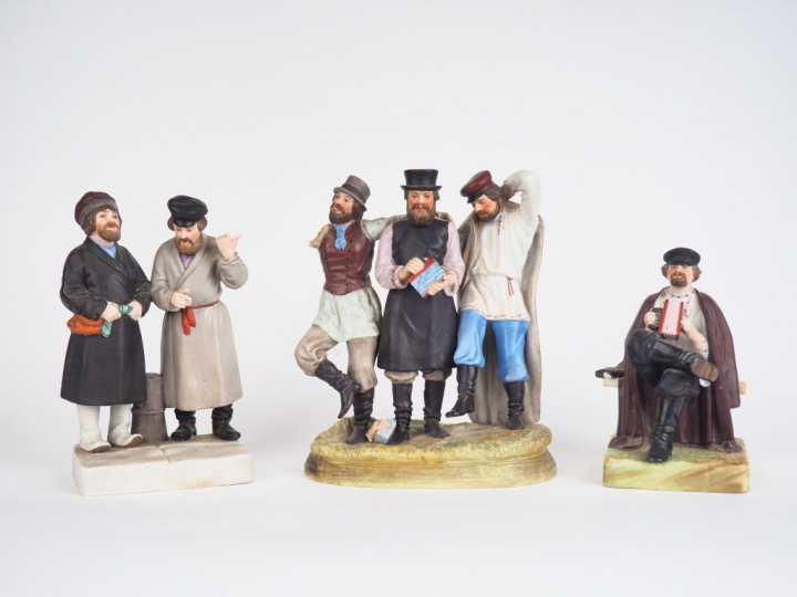 Trois différents groupes en biscuit polychrome représentant des scènes